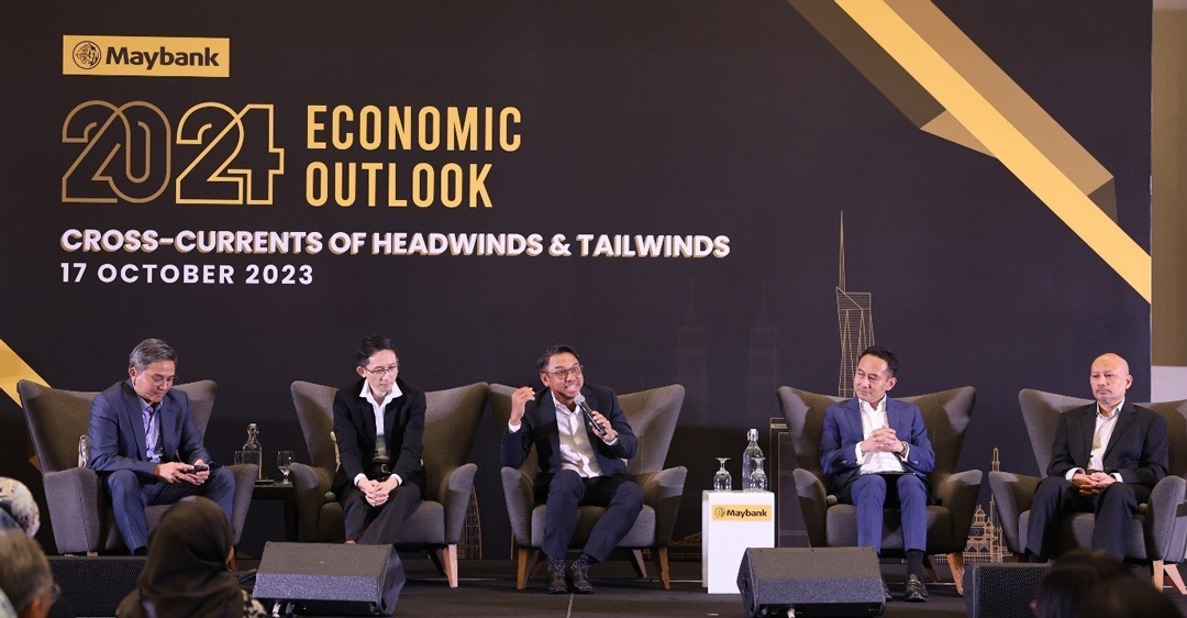 Panel speakers discussing the 2024 Economic Outlook