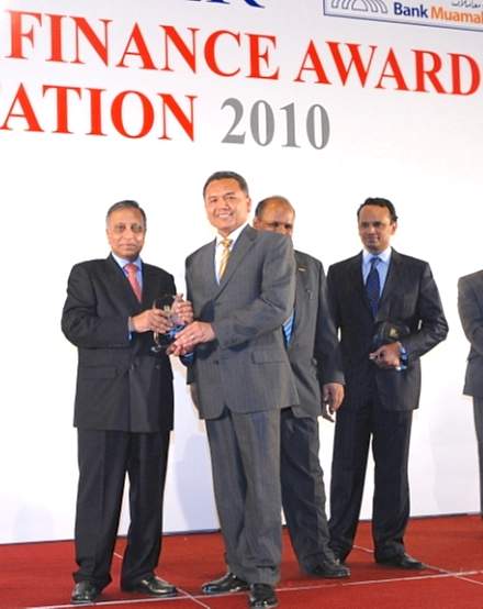 Maybank Islamic receives Most Outstanding Islamic Retail Banking Award. L-R: Y.B Tan Sri Nor Mohamed Yakcop, Minister in the Prime Minister's Department. presenting the award to Ibrahim Hassan, CEO of Maybank Islamic.