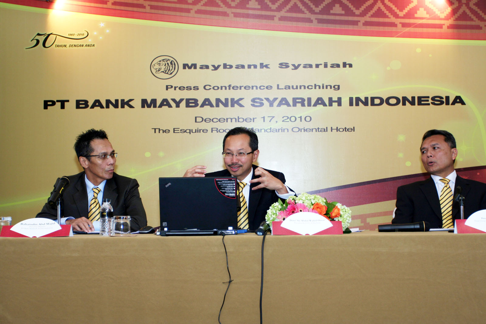 From Left : Baharudin Abdul Majid, President Director of PT Maybank Syariah, Dato' Sri Abdul Wahid Omar and Ibrahim Hassan, Head, Group Islamic Banking, Maybank.