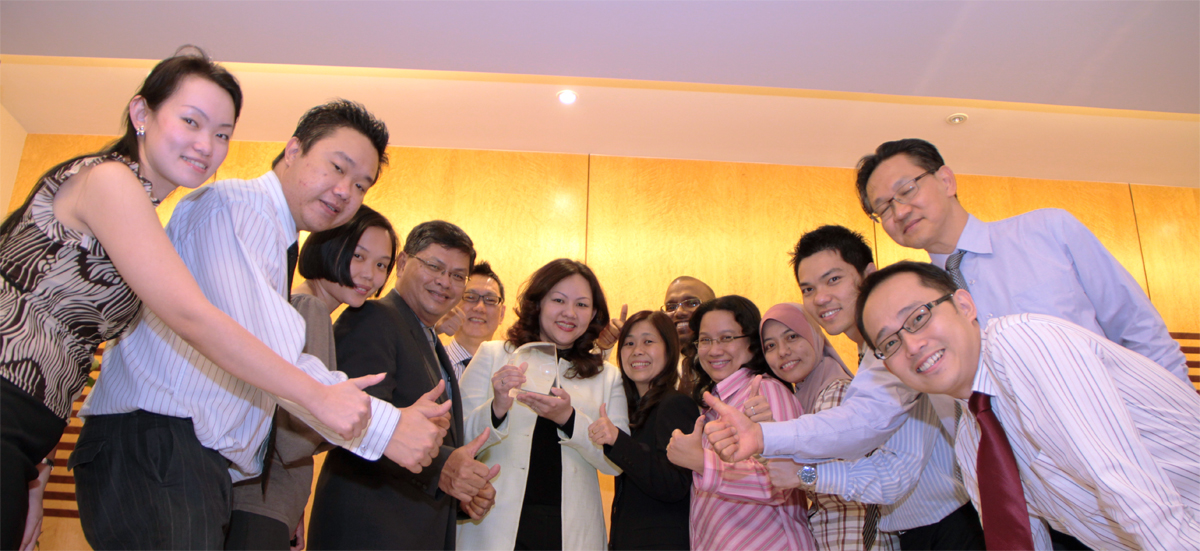 Teh Cheah May (holding the award) celebrating the achievement with High Networth and Affluent Banking staff