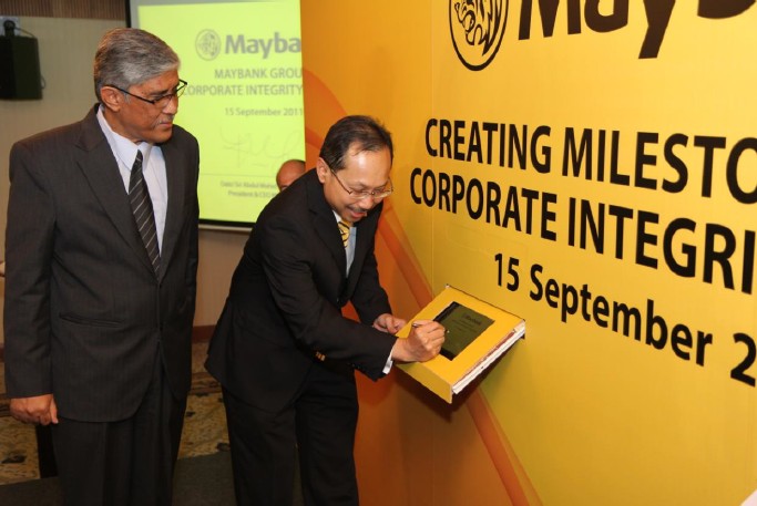 Maybank President & CEO, Dato’ Sri Abdul Wahid signed the Pledge, witnessed by Dato’ Sri Hj. Abu Kassim bin Mohamed, Chief Commissioner, Malaysian Anti-Corruption Commission, Datuk Dr. Mohd Tap Salleh, President, Malaysian Institute of Integrity, Datuk Paul Low President,Transparency International Malaysia and Tan Sri Hadenan Abdul Jalil, Board member and Chairman of MACC Operations Review Panel.