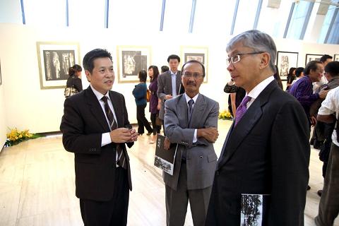 L-R: Goh, Dato' Salleh Harun and Tan Sri Amirsham A Aziz viewing Goh's paintings at Balai Seni Maybank