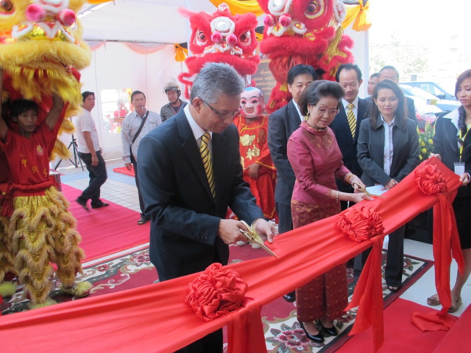 Her Excellency, Ouk Maly, Deputy Governor, National Bank of Cambodia and Mr Jubely Pa, Country Head of Maybank Cambodia officiating the opening of Maybank Stung Meanchey Branch.