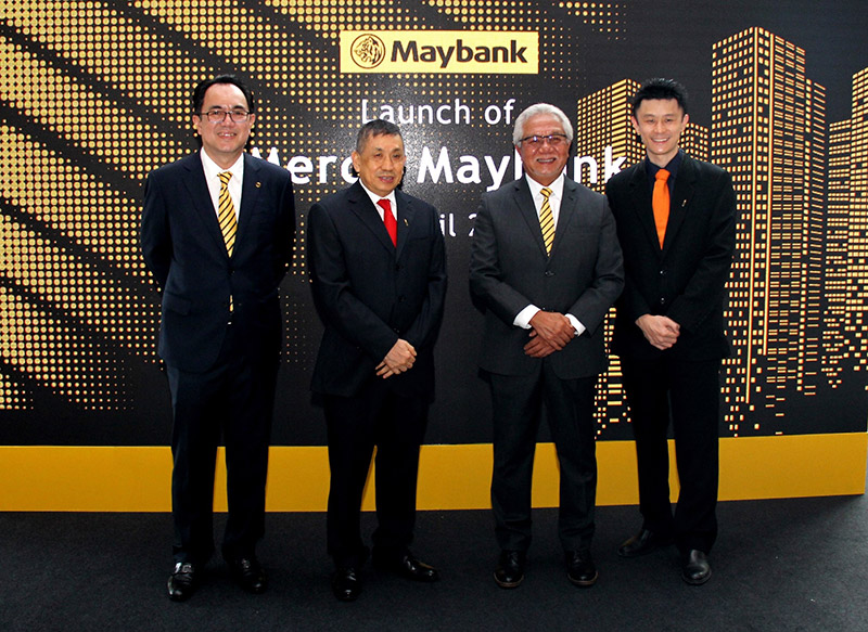The officiating ceremony was led by Maybank Chairman, Tan Sri Dato’ Sri Zamzamzairani Mohd Isa (third from left), I-Berhad Chairman Tan Sri Lim Kim Hong (second from left), and Maybank Group President & CEO, Dato’ Sri Abdul Farid Alias (left). Also in attendance was I-Berhad Executive Director and Chief Technology Officer Ricky Lim Boon Soon (right).
