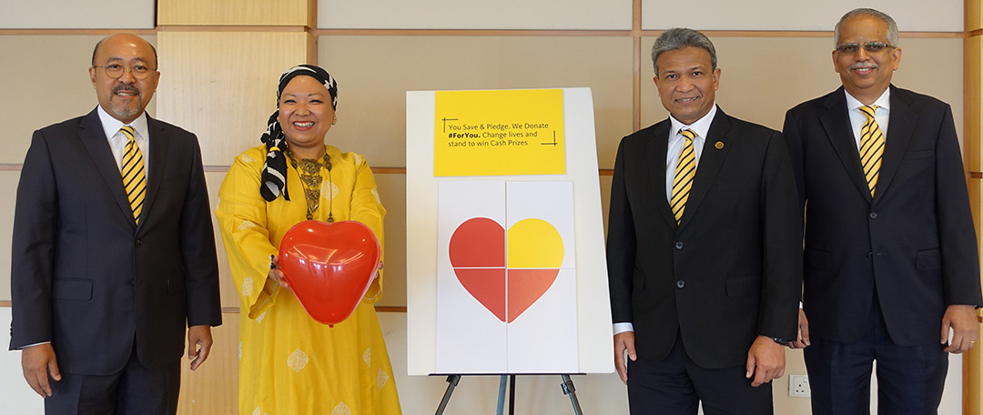 You save & pledge – (L-R)  Dato’ Mohamed Rafique Merican, CEO of Maybank Islamic; Izlyn Ramli, CEO of Maybank Foundation; Datuk Hamirullah Boorhan, Head, Community Financial Services Malaysia and B.Ravintharan, Head of Cards Group.