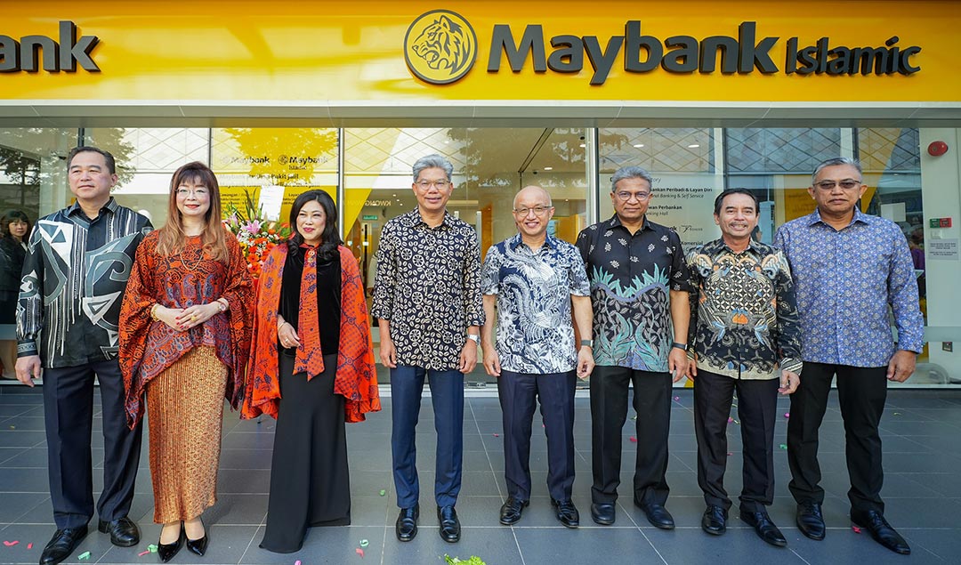 Group President & CEO, Dato’ Khairussaleh Ramli flanked by the EXCO and Senior Management during the launch of the Pavillion Bukit Jalil Signature Branch