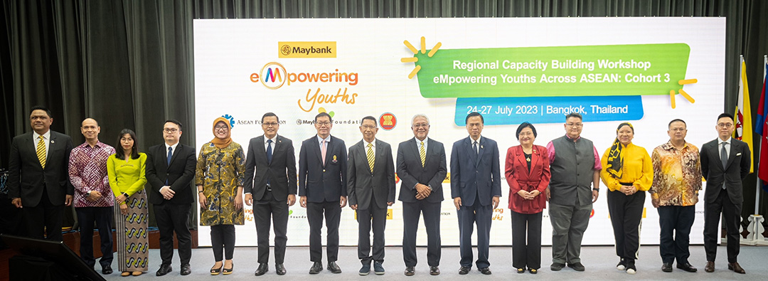 ASEAN Foundation and Maybank Foundation welcomed 120 youth volunteers and ten representatives from selected civil society organisations (CSOs) and social enterprises (SEs) from across the region to the opening ceremony of the Regional Capacity Building Workshop of the eMpowering Youths Across ASEAN (EYAA) programme, Cohort 3 at Chulalongkorn University, Bangkok.